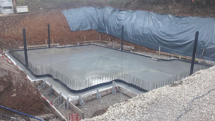 Betonová vana bazénu ve stavební fázi
