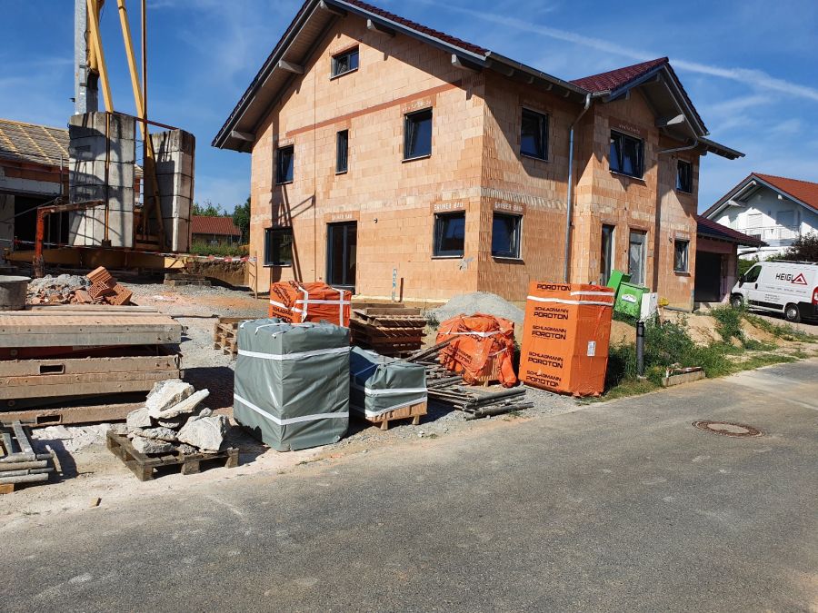 Hrubá stavba domu s hotovým krovem a střešní krytinou
